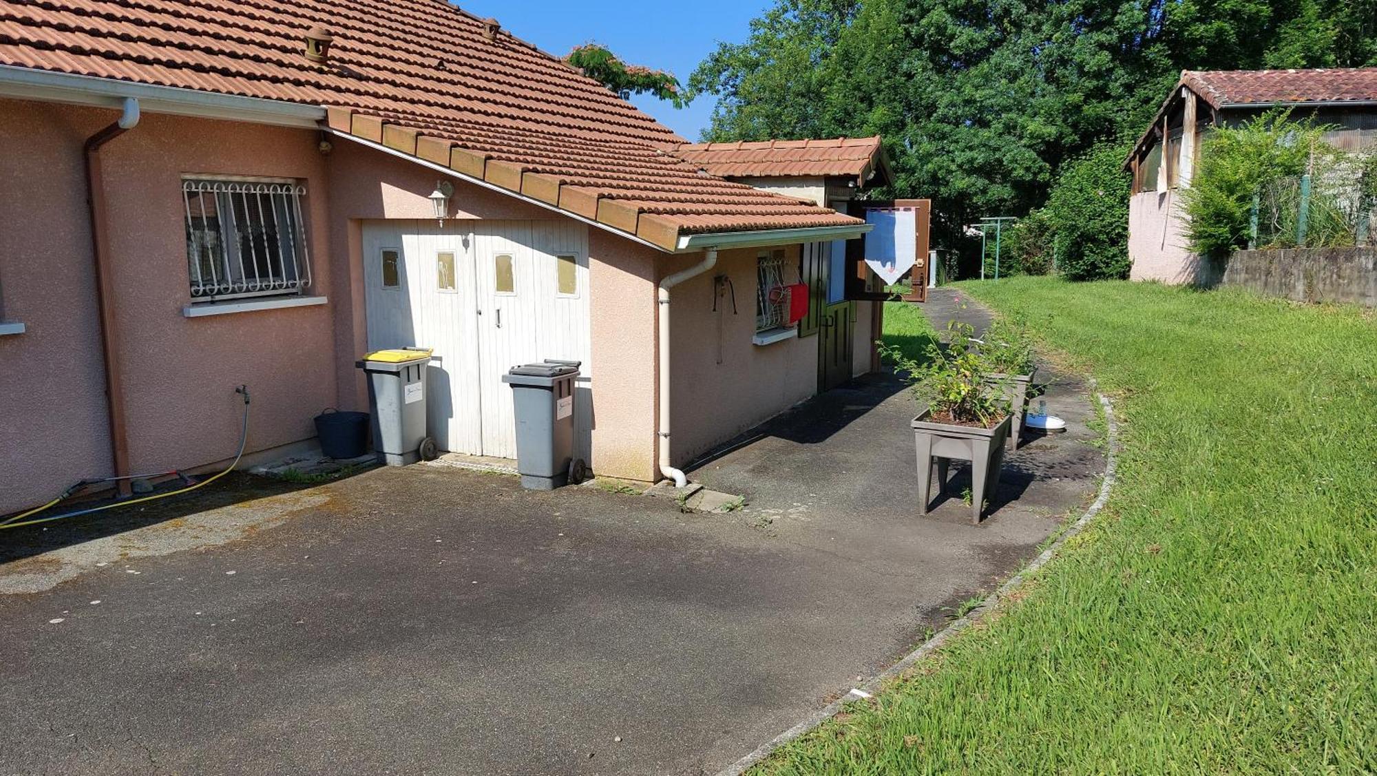 Grande Maison Sur 2000m° De Terrain *